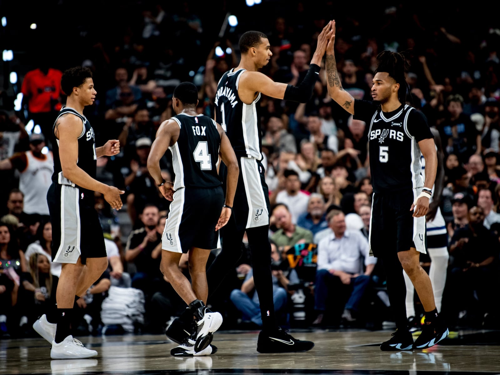 NBA／Wembanyama「單手抓球假動作」騙到 Gobert！菜鳥 Harper 在一旁不可置信！
