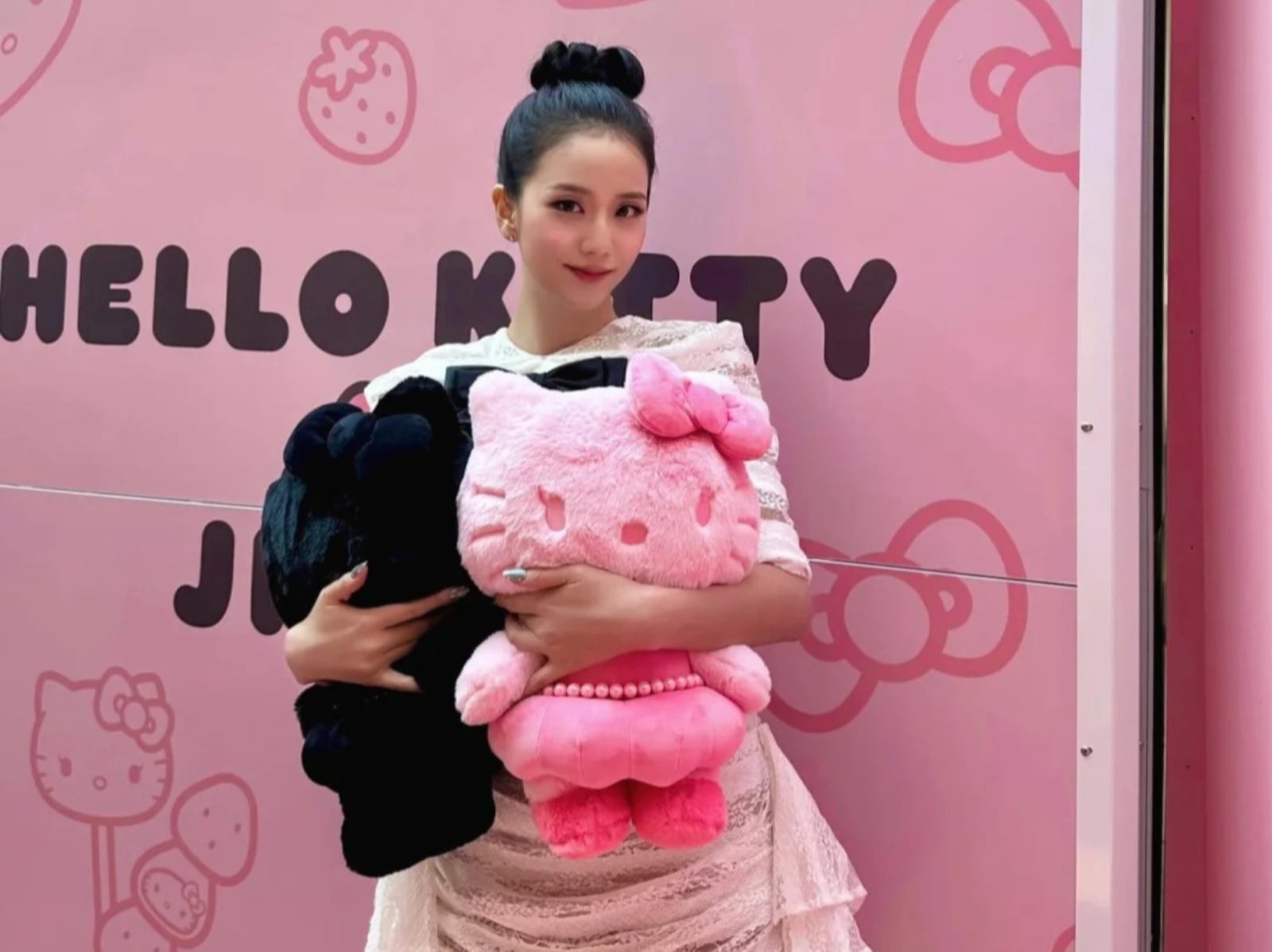 BLACKPINK Jisoo 攜手 Hello Kitty 快閃登陸台北！時間地點、限定周邊、預約方式一次看！