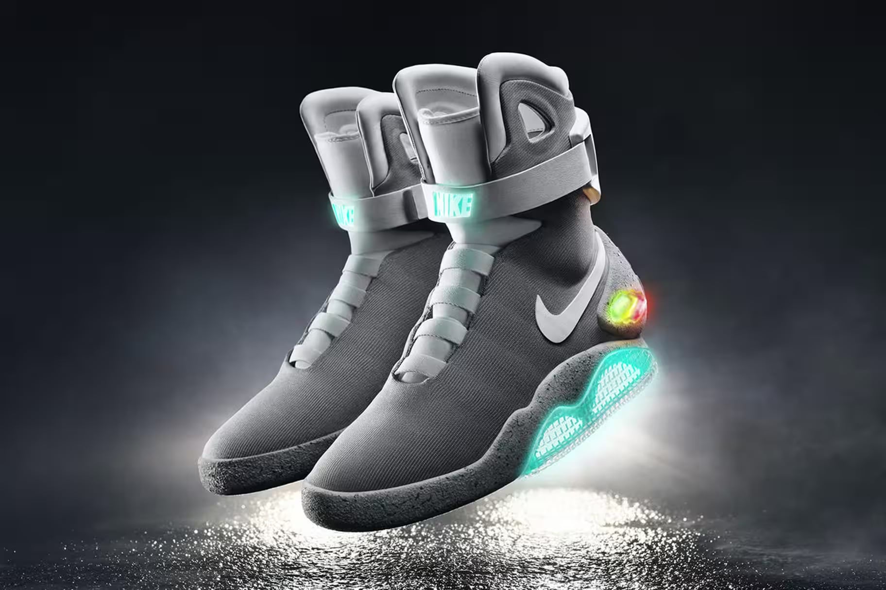 《回到未來》激罕球鞋 Nike Mag 現身 NBA 場邊！一雙就夠夢幻，這位球迷居然帶 2 雙⋯