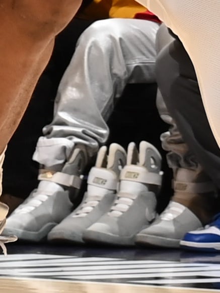 《回到未來》激罕球鞋 Nike Mag 現身 NBA 場邊！一雙就夠夢幻，這位球迷居然帶 2 雙⋯