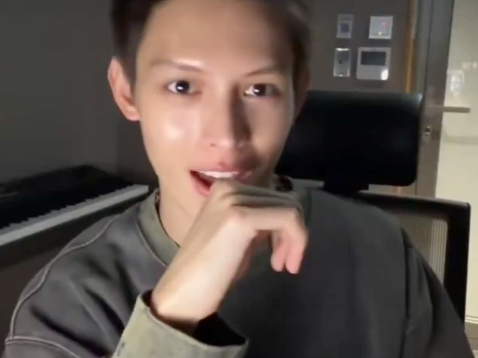 CORTIS James 趙雨凡聽新版英文字母歌崩潰！網友力挺：「L-M-N-O-P 要連著唱才對！」