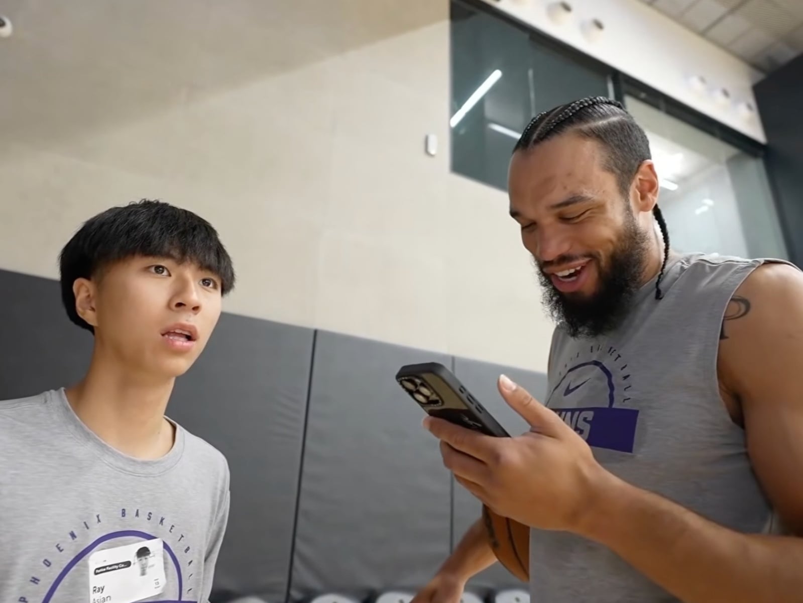 Ray 與 Dillon Brooks 單挑鬥牛！三分球連五拉五、後撤外線硬吃讓狄龍本人都吃驚！