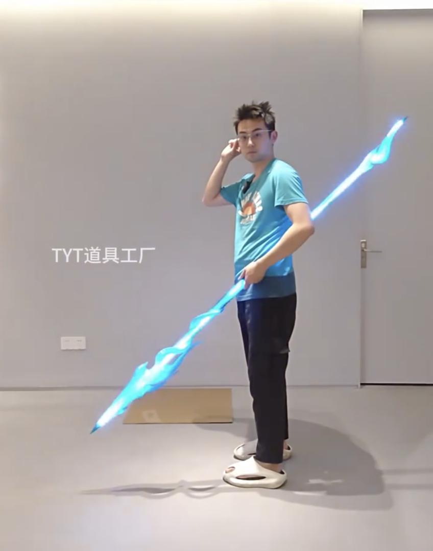 黑神話悟空、鳴朝、原神的武器都被他高度還原！TYT 道具工廠把遊戲武器做成現實版，連聲光與體感效果都超到位！