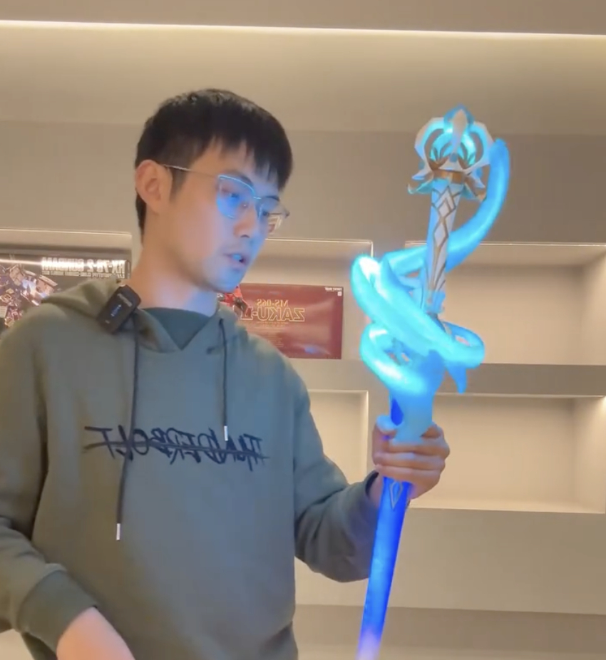 黑神話悟空、鳴朝、原神的武器都被他高度還原！TYT 道具工廠把遊戲武器做成現實版，連聲光與體感效果都超到位！
