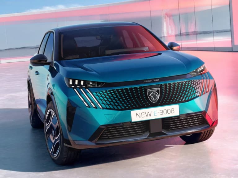 寶獅 Peugeot 同週三連發！新引擎 Turbo 100 上陣、E-3008 續航 604km、208 全球召回 61 萬台