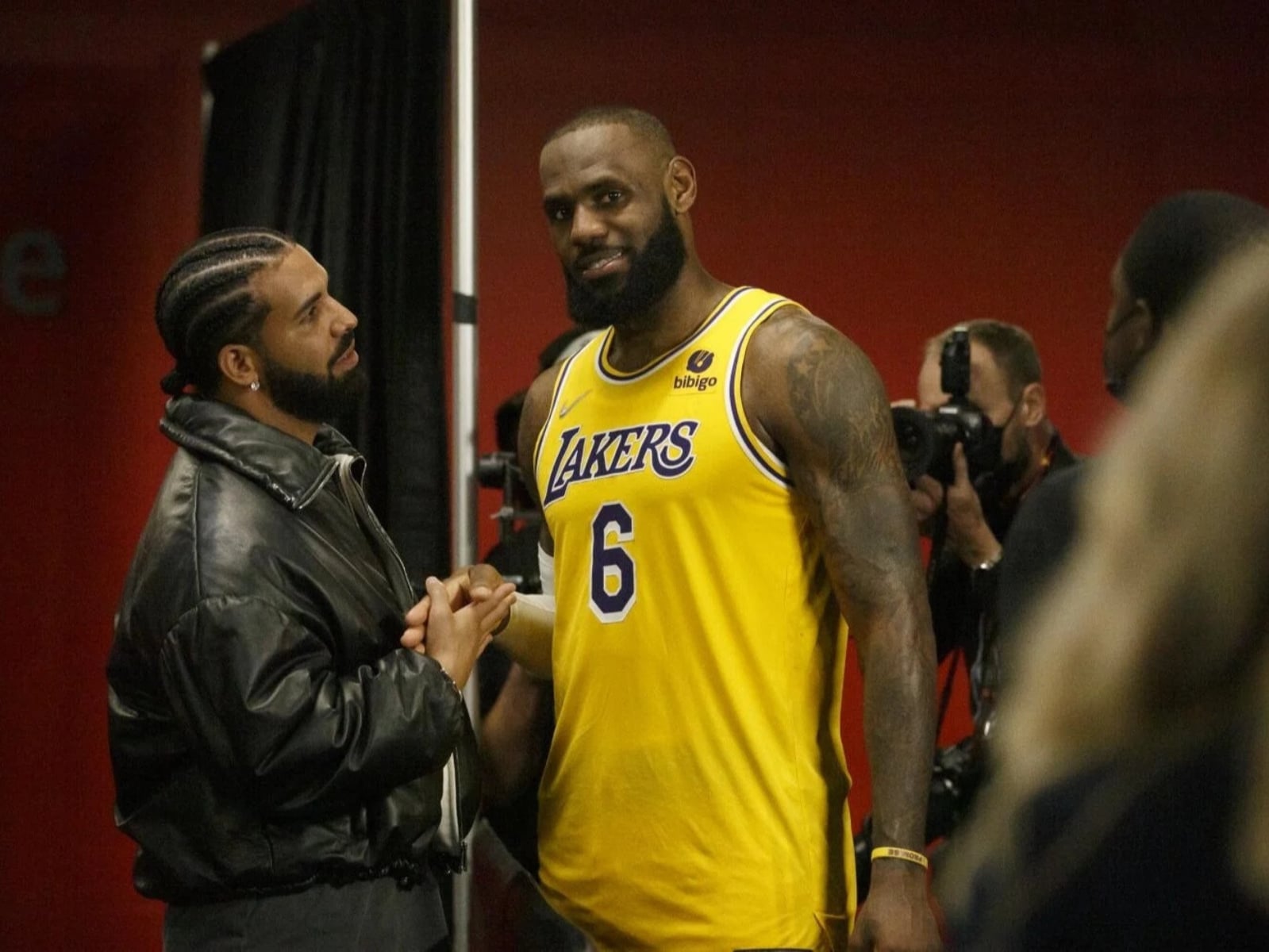 Drake 新歌大肆嘲諷詹姆斯！狠嗆「你的事業就是靠轉隊起家的！」