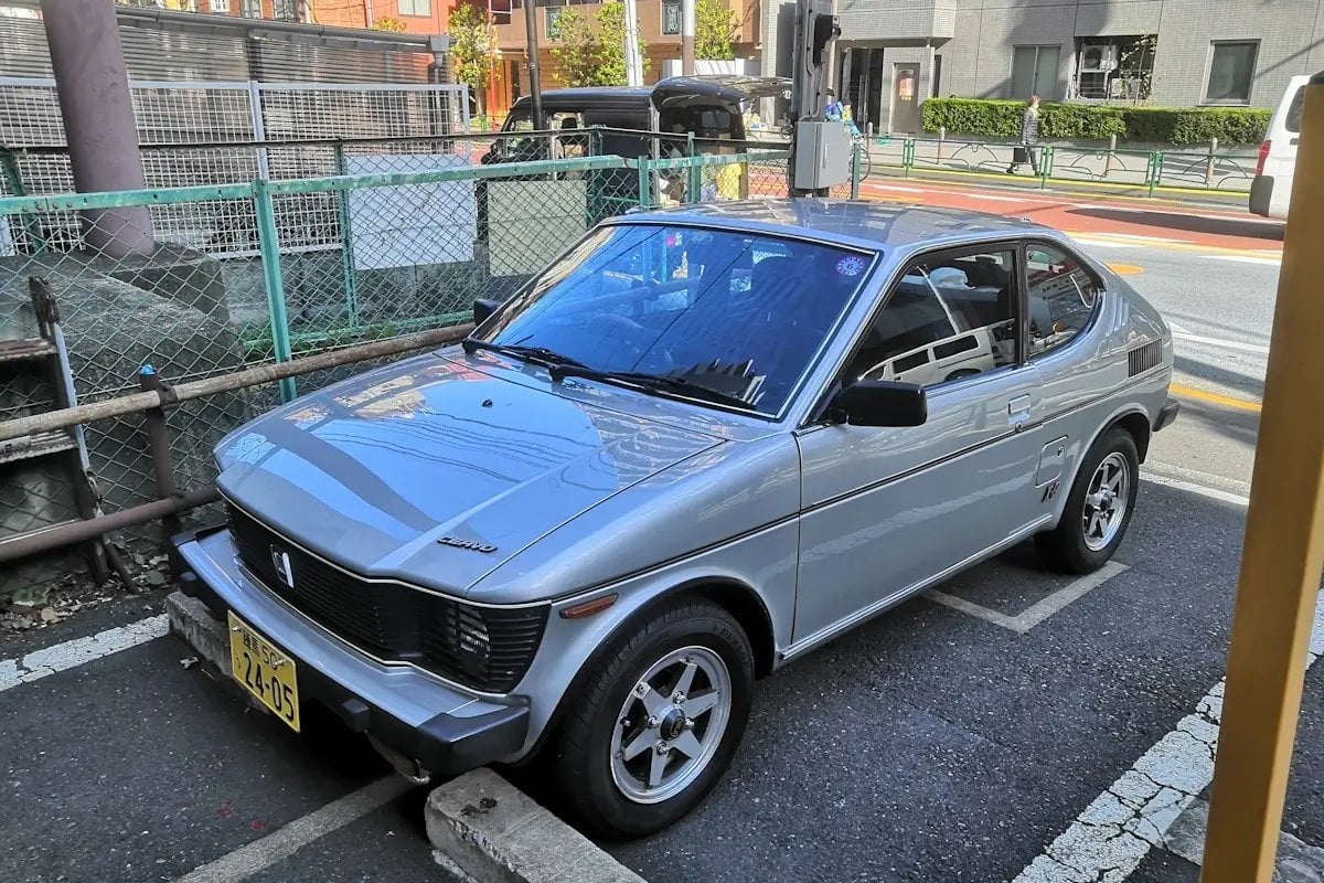 日本 K-Car 有多狂?660cc 小車硬是玩出超跑氣場!英媒選出史上最酷 10 款讓全球車迷驚呼!