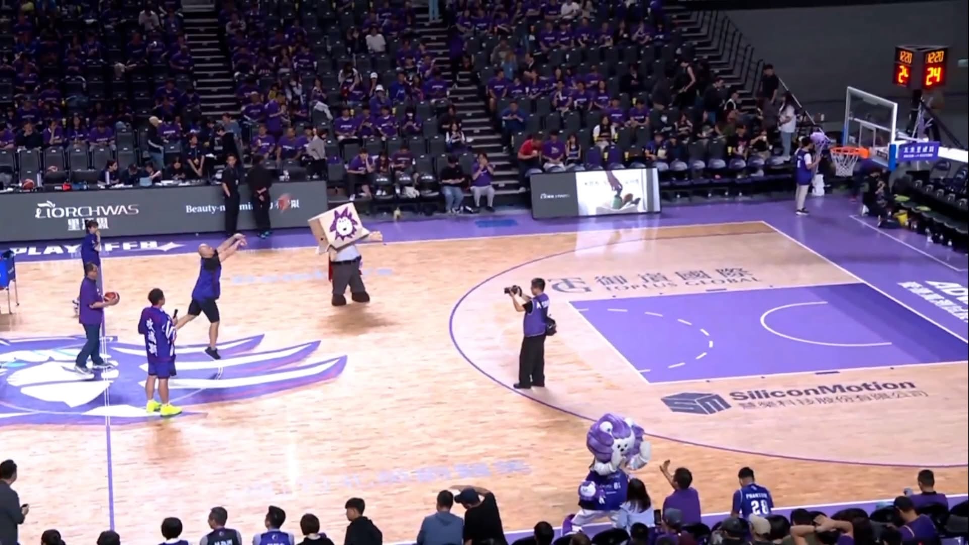 TPBL/攻城獅光頭球迷中場 Logo Shot 一球入魂!獎品竟是一年份洗髮精讓全場笑翻!