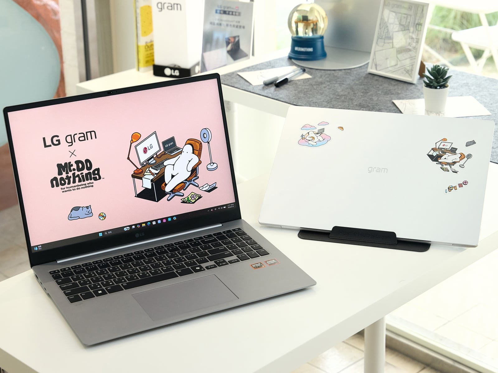 LG gram Pro 新品攜手韓國人氣插畫家 Mr. Donothing 打造最潮放空學！極致 AI 效能奪回生活留白權，結合聯名週邊成就行動美學天花板！用最強裝備換取更純粹的從容生活！