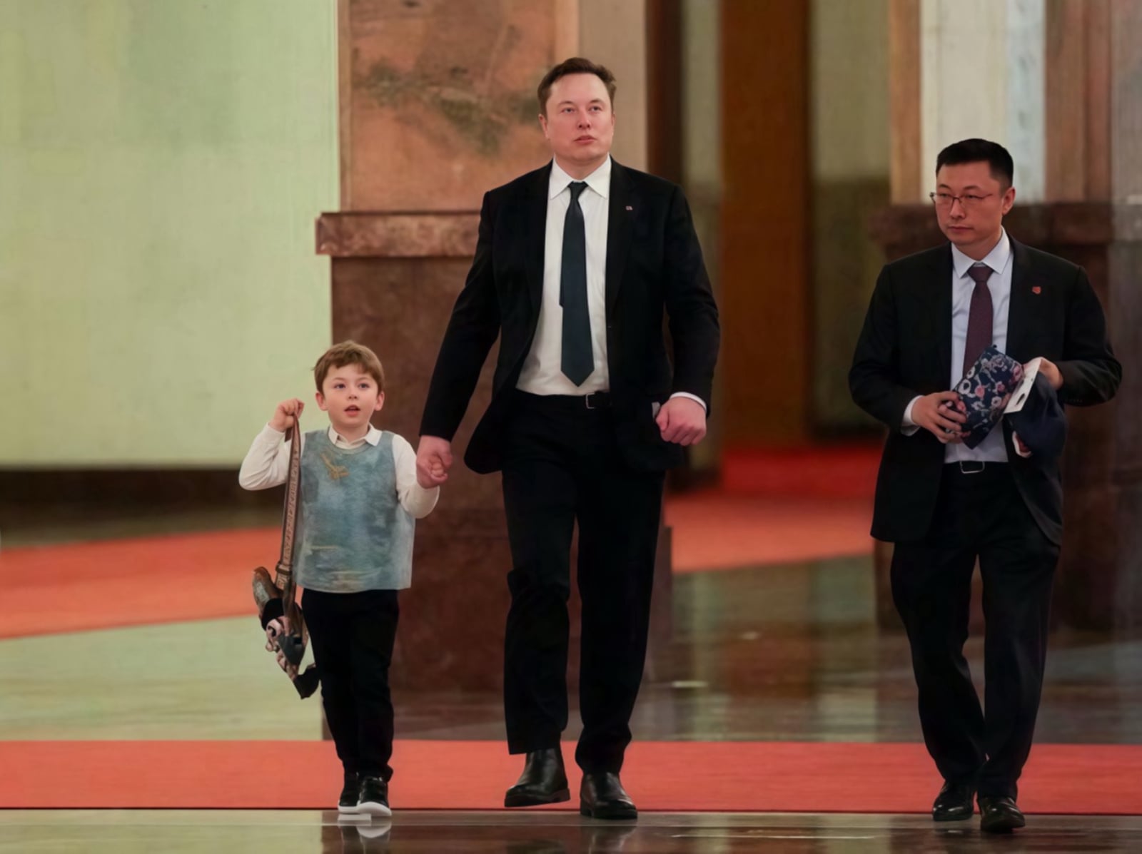 馬斯克帶兒子參加國宴！X 簡體發文「兒子在學普通話」背後真相曝光！