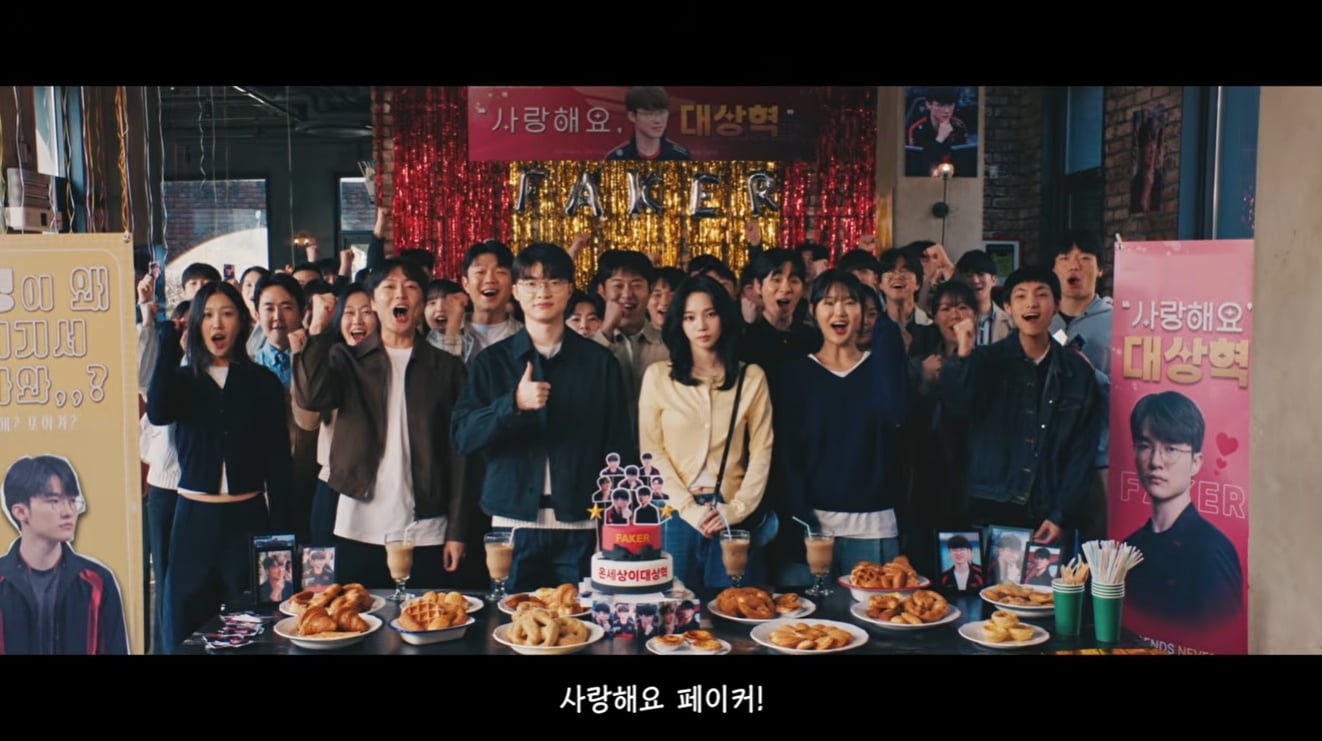 Faker、Karina 廣告影片完整版上線！李哥前滾翻、蹭免費食物讓網友笑翻「根本迷因大合集！」
