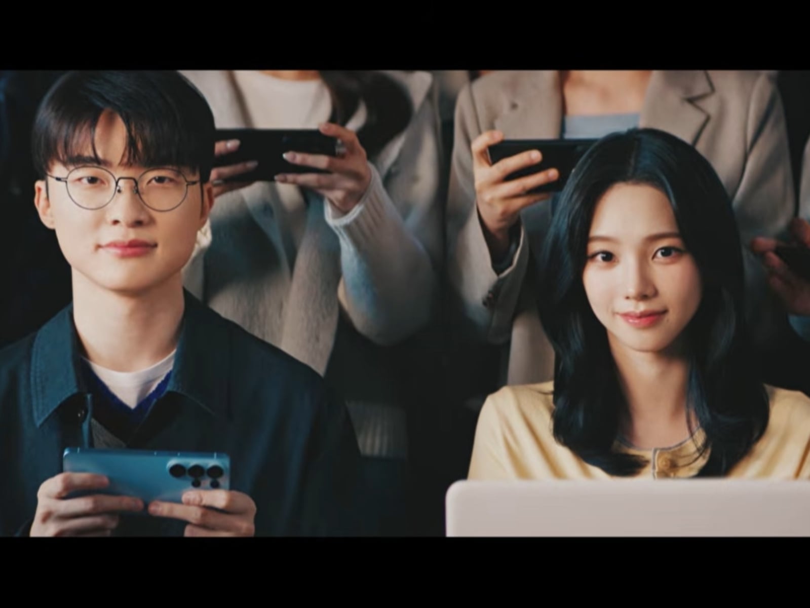 Faker、Karina 廣告影片完整版上線！李哥前滾翻、蹭免費食物讓網友笑翻「根本迷因大合集！」