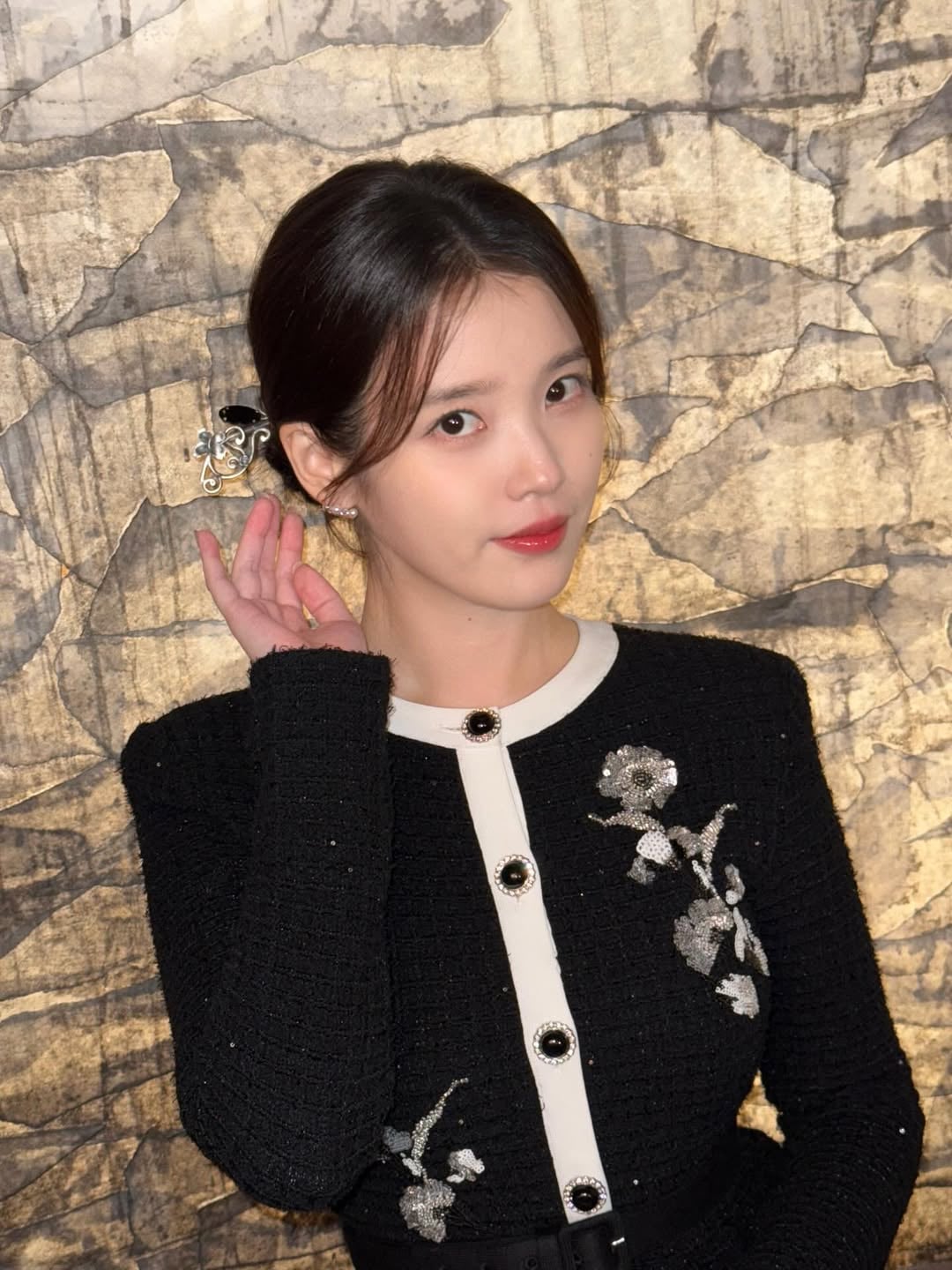IU、李鐘碩穩交 4 年！談戀愛觀直言：「希望被理解代表不夠愛！」