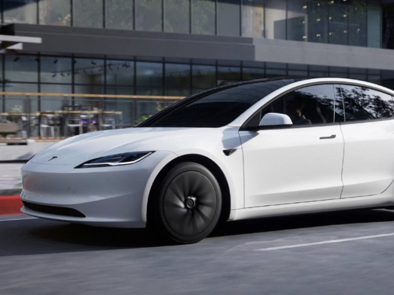 平價版 Tesla Model 3 現身台灣送測！續航縮水、售價有望便宜 17 萬！