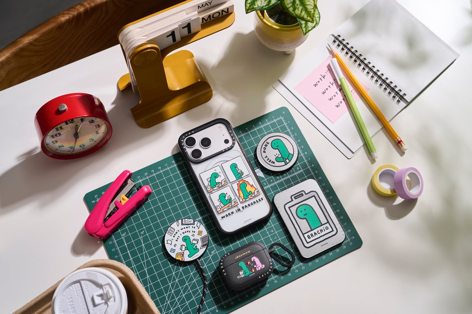 CASETiFY × Joguman Studio 聯名爆紅！綠色恐龍 Brachio 化身「社畜戰友」，5 款電子配件療癒上班族心聲！