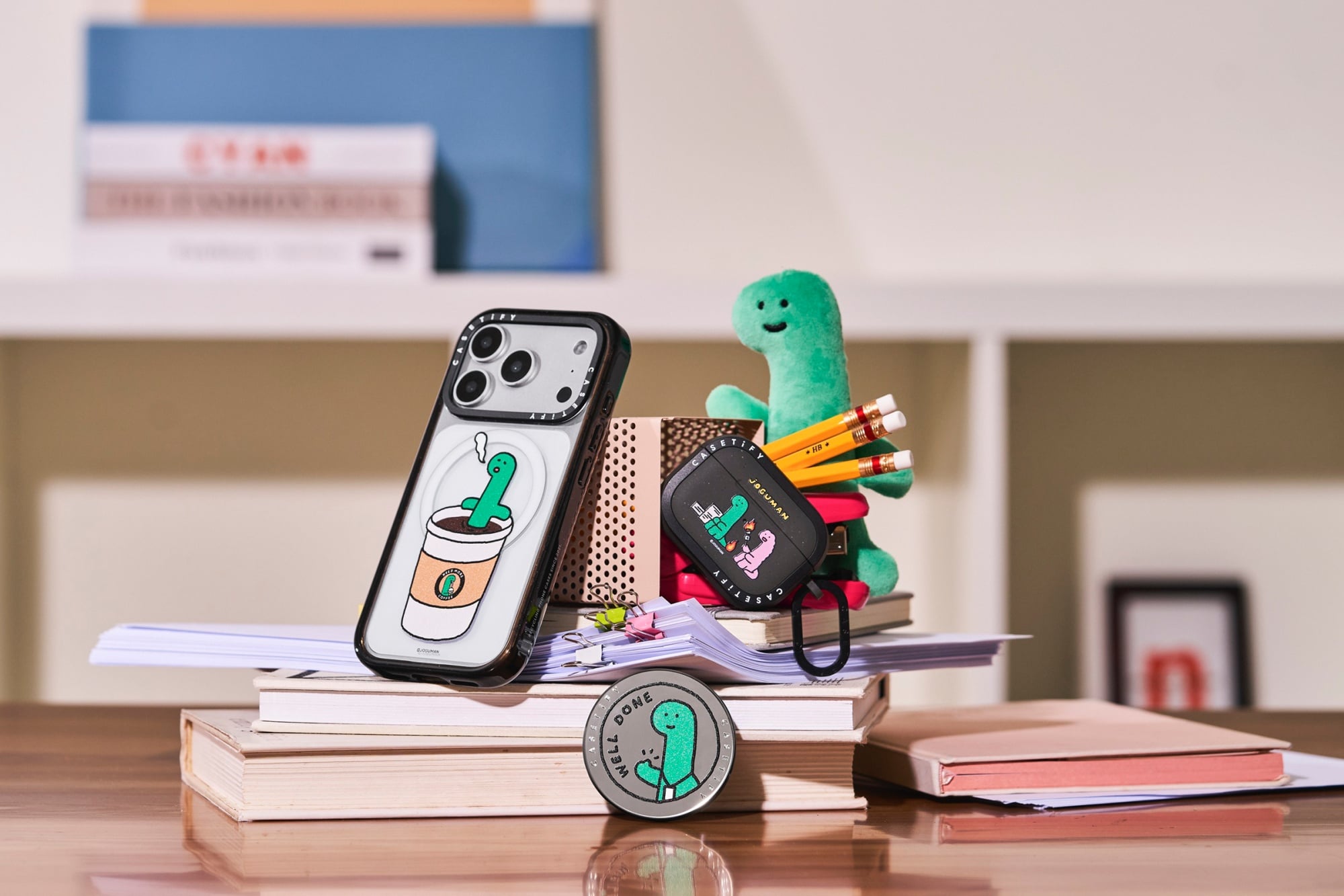 CASETiFY × Joguman Studio 聯名爆紅！綠色恐龍 Brachio 化身「社畜戰友」，5 款電子配件療癒上班族心聲！