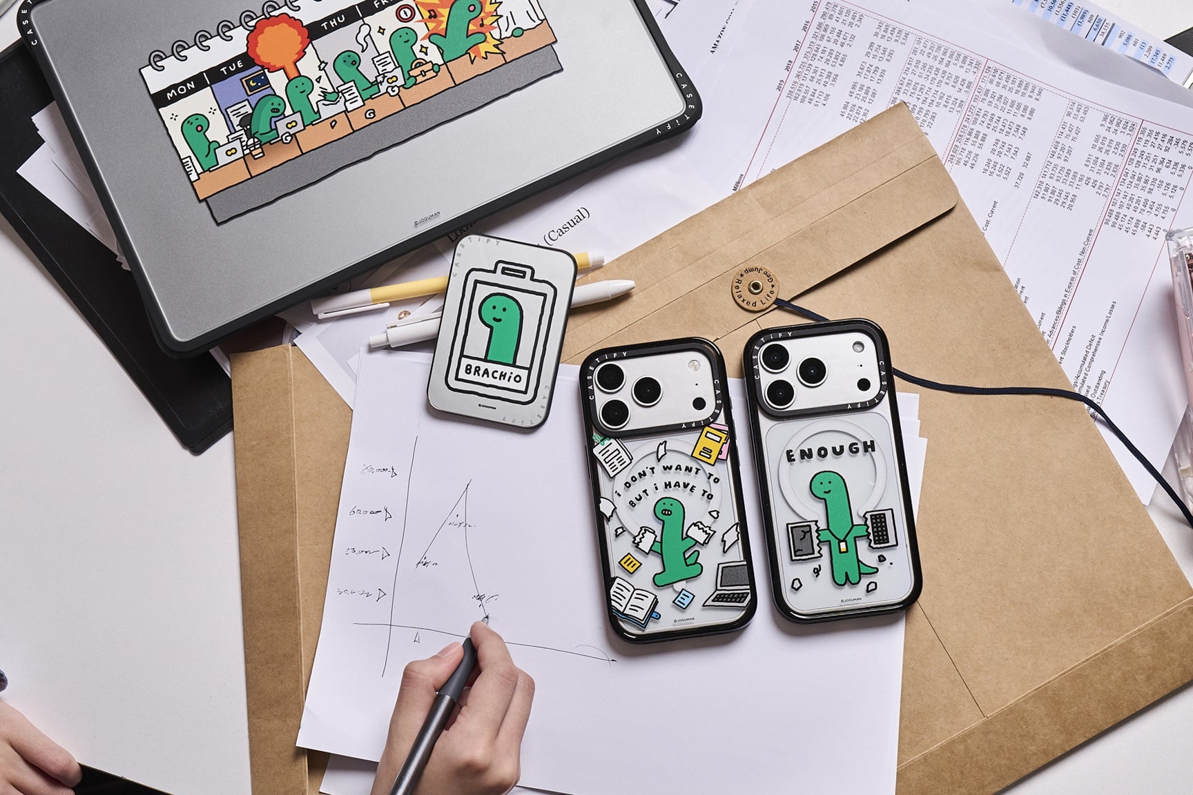 CASETiFY × Joguman Studio 聯名爆紅！綠色恐龍 Brachio 化身「社畜戰友」，5 款電子配件療癒上班族心聲！
