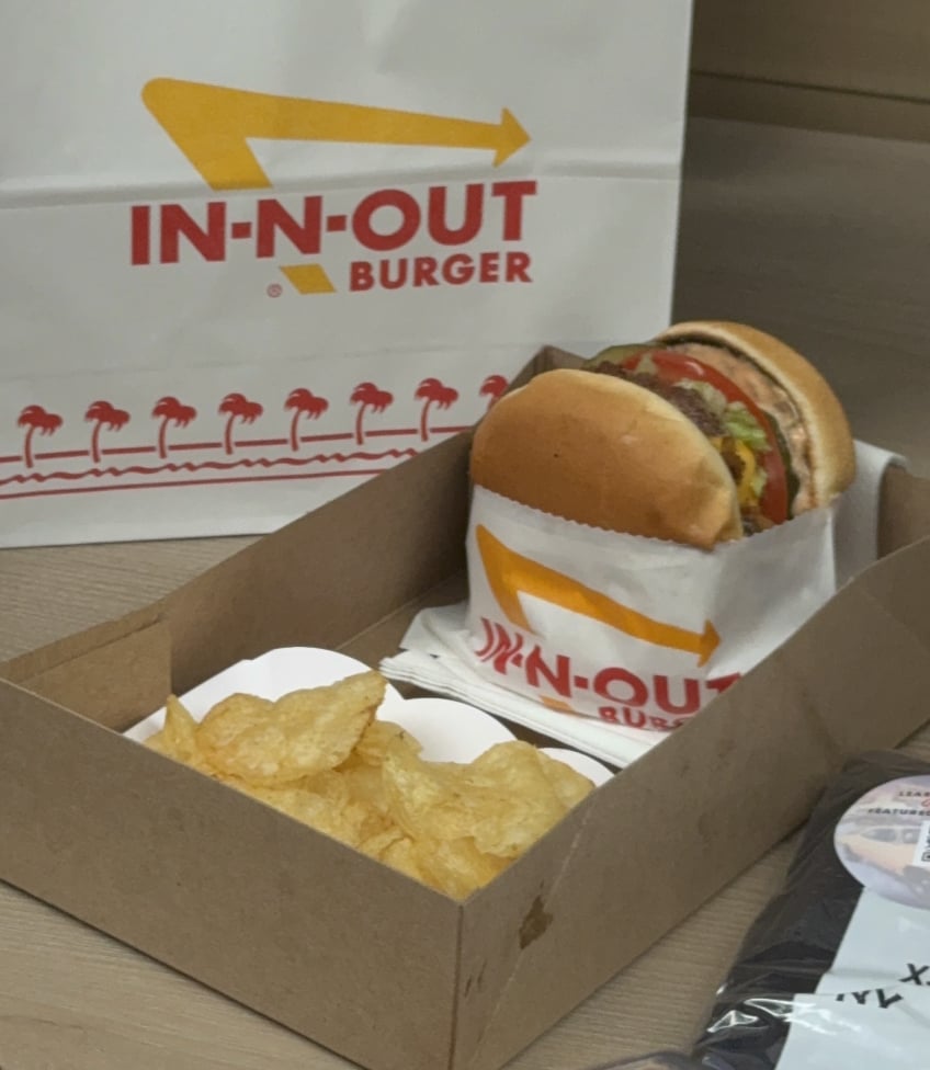 In-N-Out 漢堡台北快閃正式登場！信義區限時 4 小時、3 款限量漢堡售完即收攤，資訊一次看！