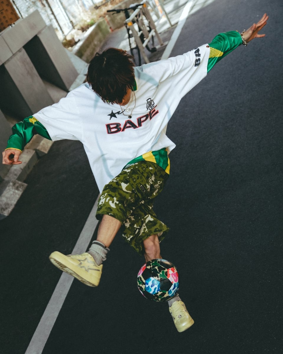 BAPE® 召喚 2000 年代足球文化!2026 世足賽前夕推限定系列,街頭潮流迷必搶的運動裝備!