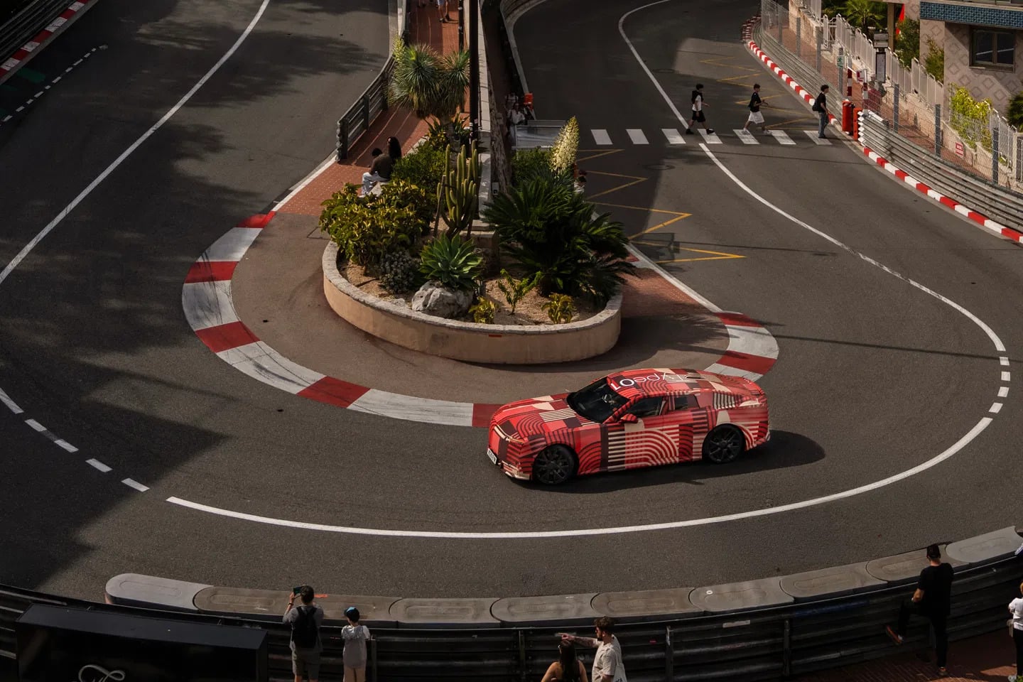 Jaguar Type 01 純電 GT 亮相摩納哥！破千匹馬力、三馬達規格曝光！