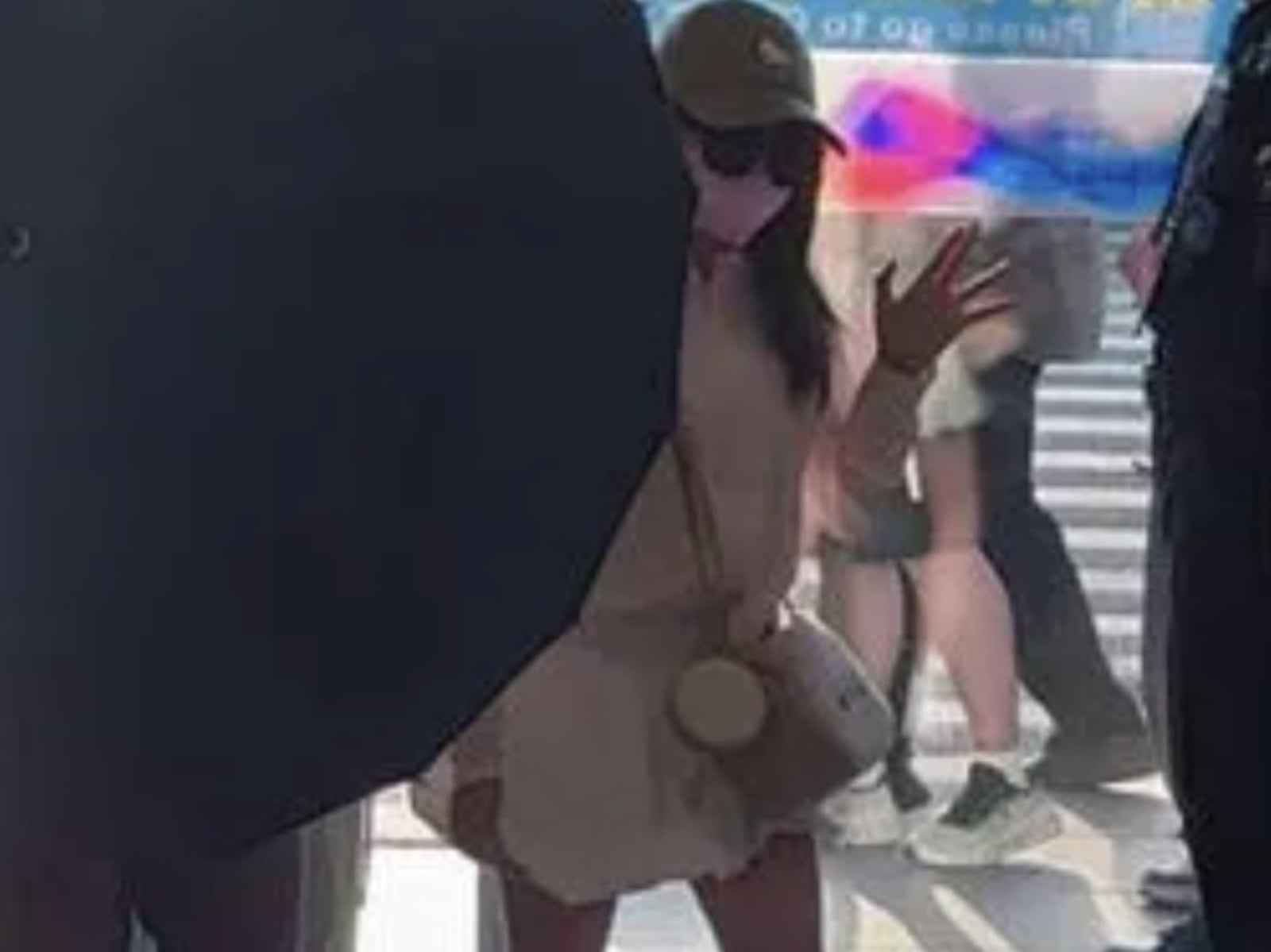 周杰倫 10 歲女兒小周周機場罕露面！暴風抽高大長腿曝光網驚呼：「根本縮小版昆凌！」