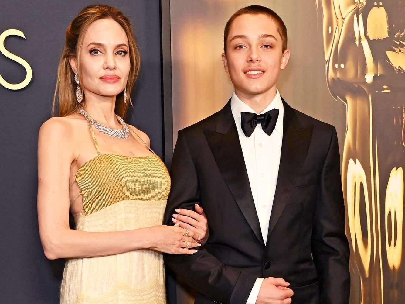 安潔莉娜裘莉 Angelina Jolie 出席女兒畢業典禮！兒子 Knox 神複製布萊德彼特年輕臉蛋搶鏡！