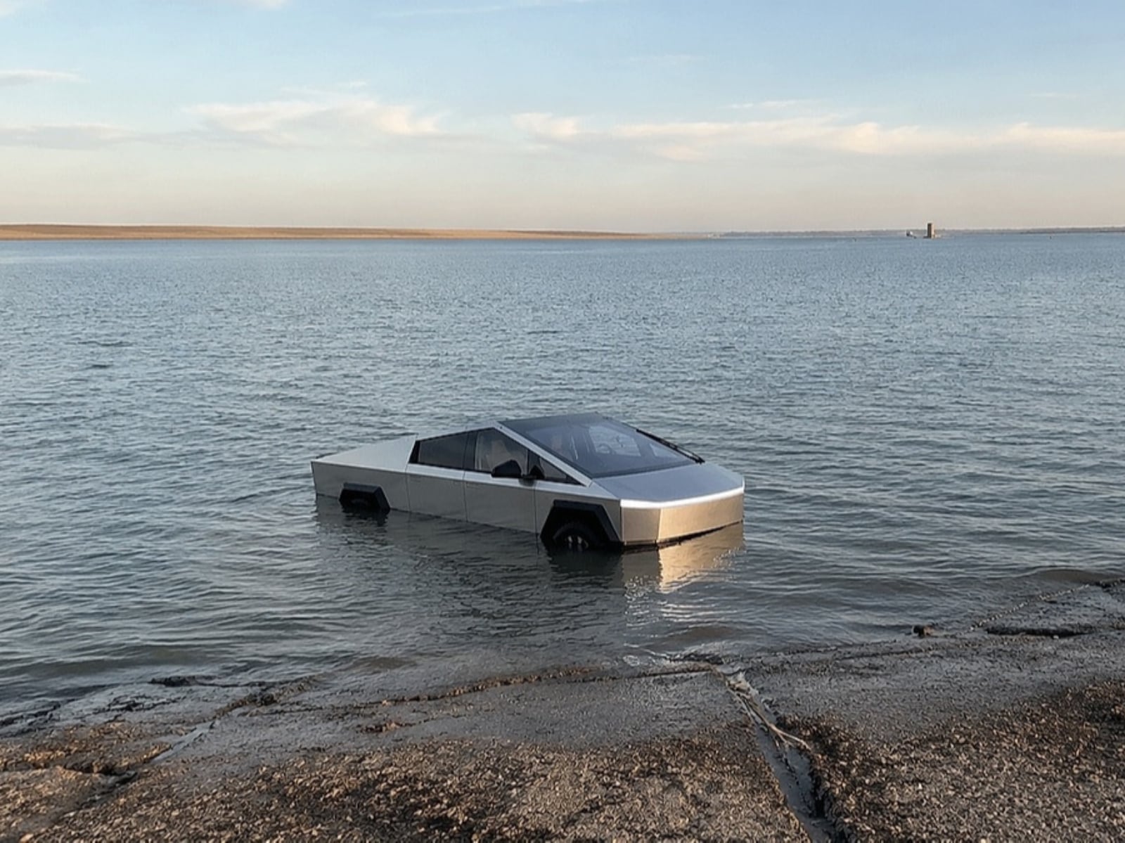 特斯拉 Tesla Cybertruck 車主故意開進湖中測試「涉水模式」！車輛進水報廢、駕駛當場被捕