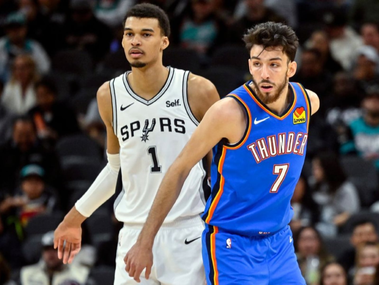 NBA／Chet Holmgren 卡位狠踩 Wembanyama 腳畫面流出！球迷看傻「也太髒了！」