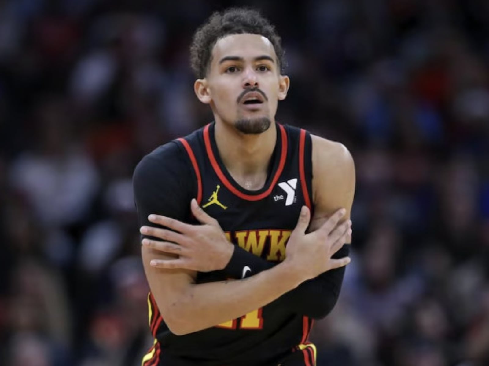 NBA／尼克 G1 贏球球迷嗨翻！球場外齊喊「F*ck Trae Young」球迷笑稱：「PTSD 一直沒好！」