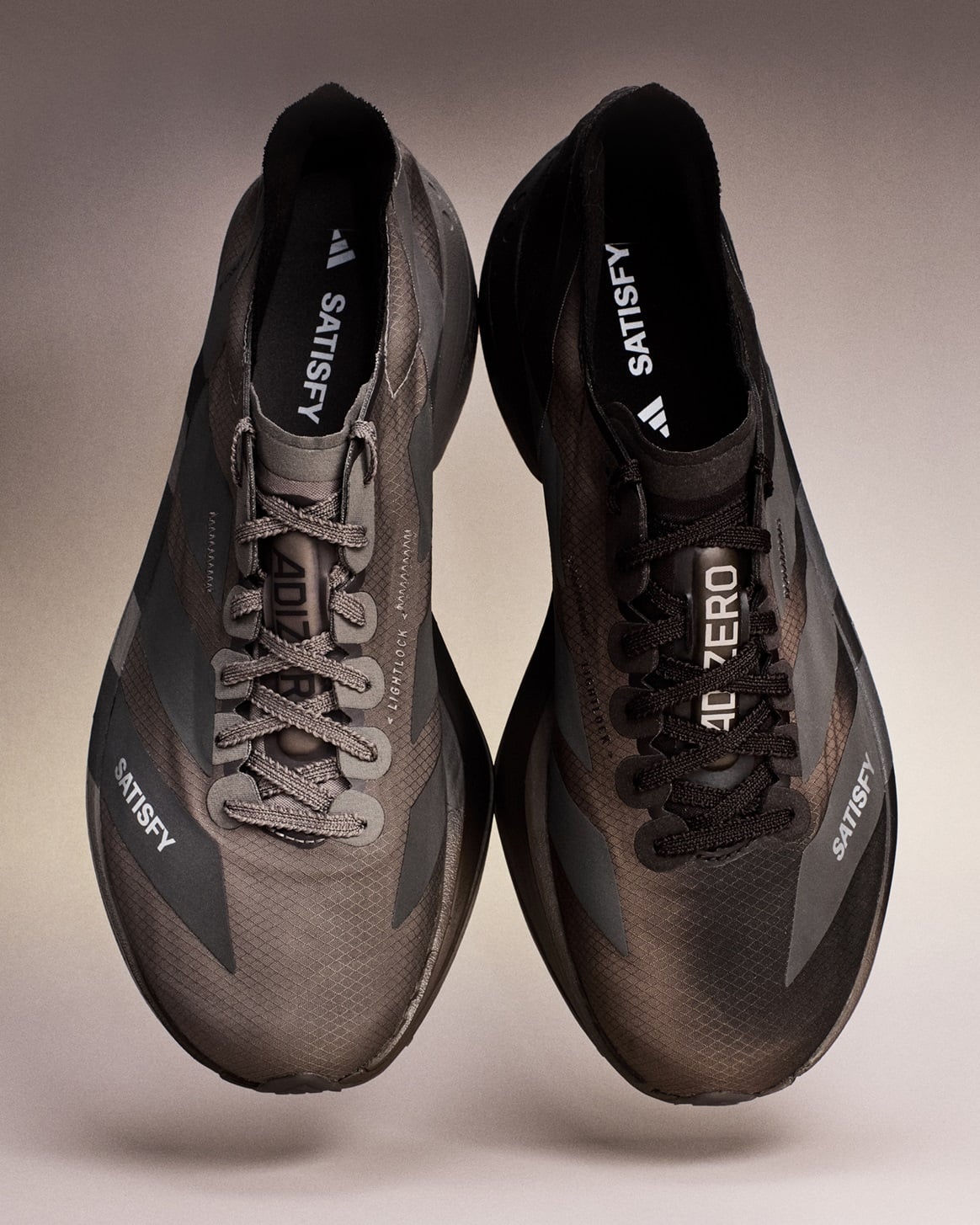 法國潮牌 SATISFY 攜手 adidas 推聯名戰靴!軍綠、大地棕配色 5 月 25 日獨家開賣,跑步迷必搶!