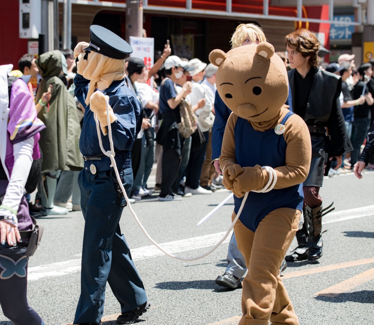 熊吉被逮捕迷因名場面 Coser 神還原！網讚爆：「根本童年爆擊！」