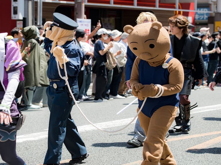 熊吉被逮捕迷因名場面 Coser 神還原！網讚爆：「根本童年爆擊！」