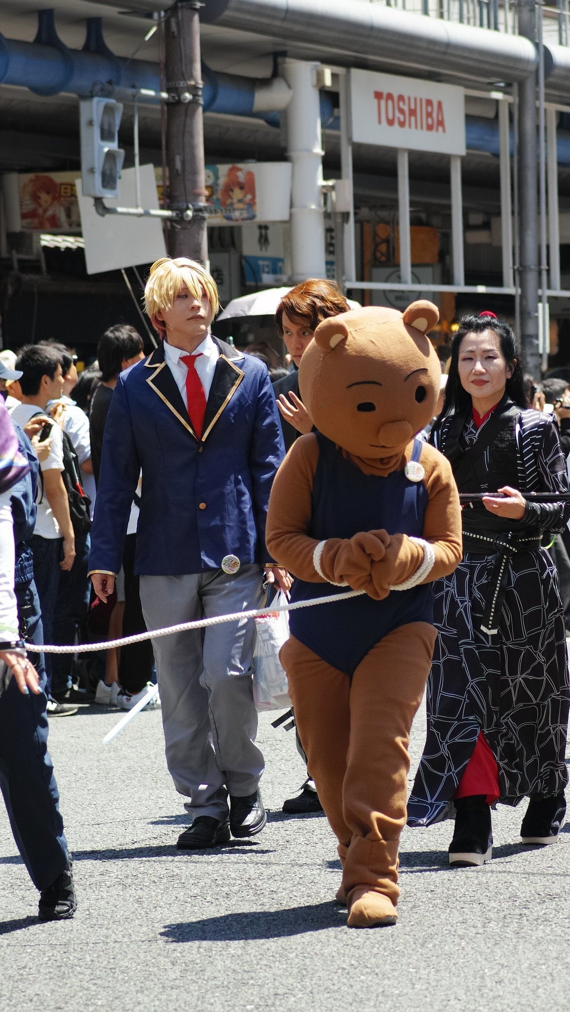 熊吉被逮捕迷因名場面 Coser 神還原！網讚爆：「根本童年爆擊！」