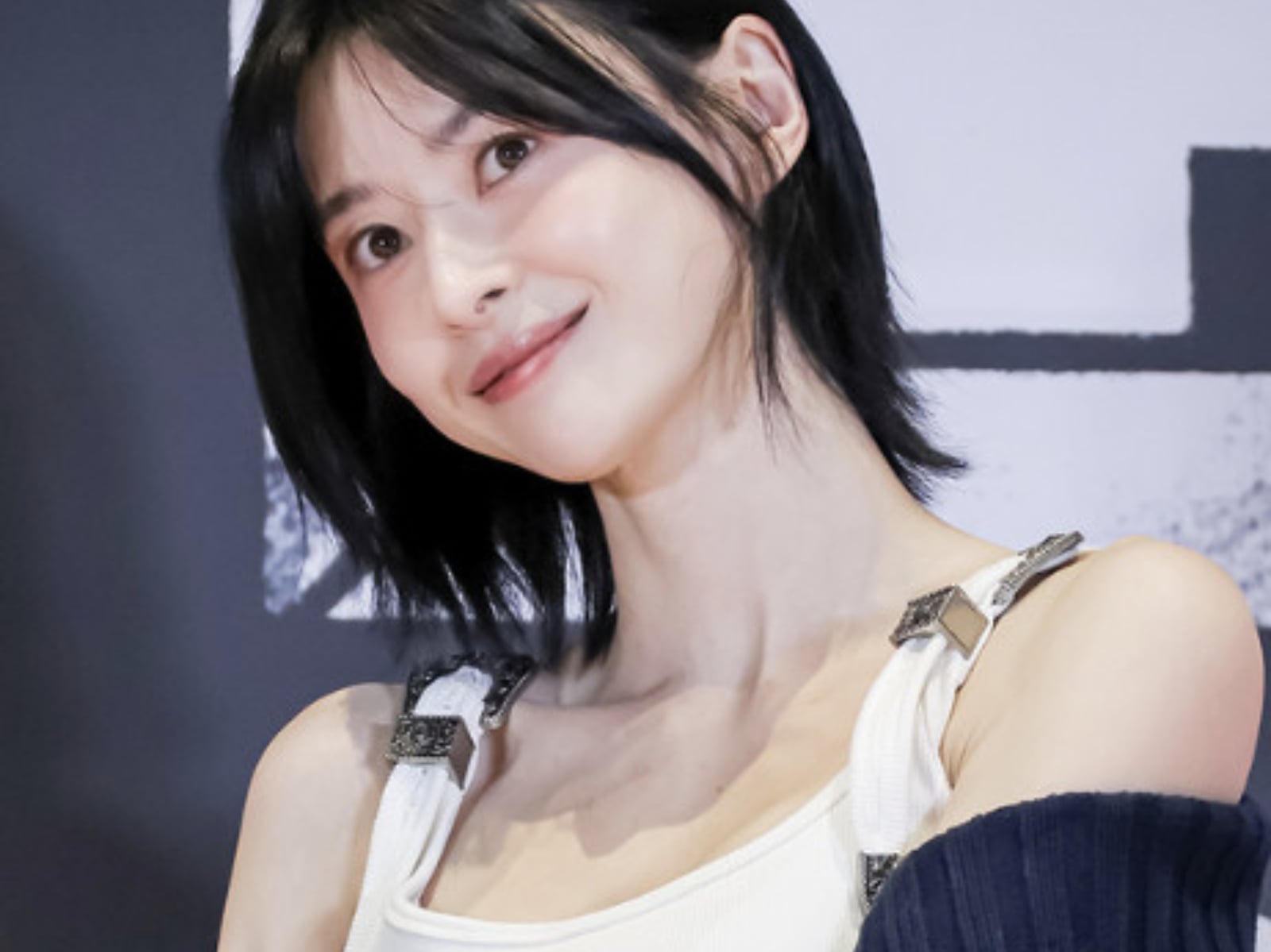 權娜拉身高 172《屍速禁區》試映會穿搭掀熱議！黑色 bolero 毛衣大秀「girl crush」氣場！