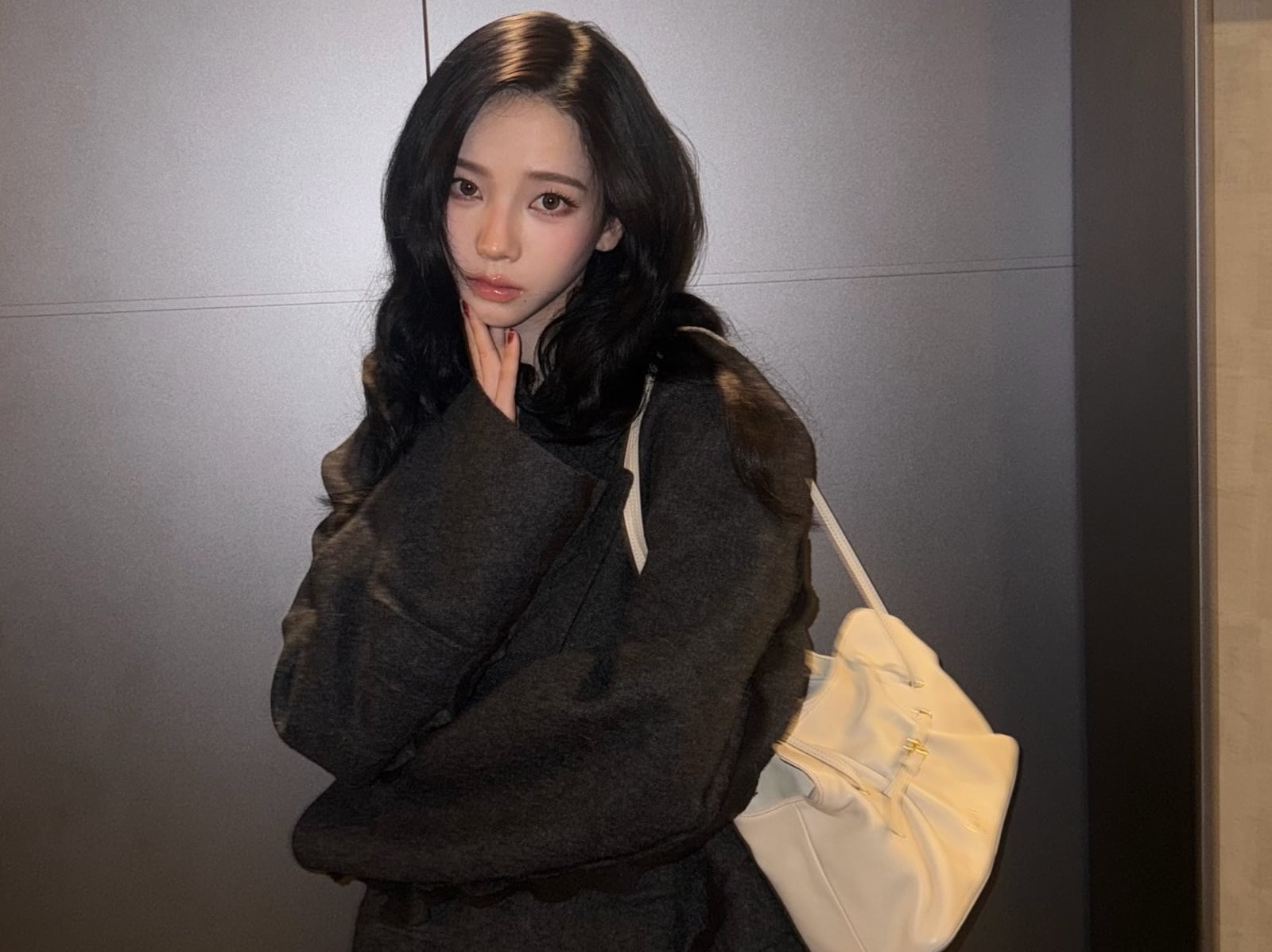 aespa Karina 身高 168 公分 Prada 同款包盤點！通勤約會都適用，日常穿搭不踩雷！