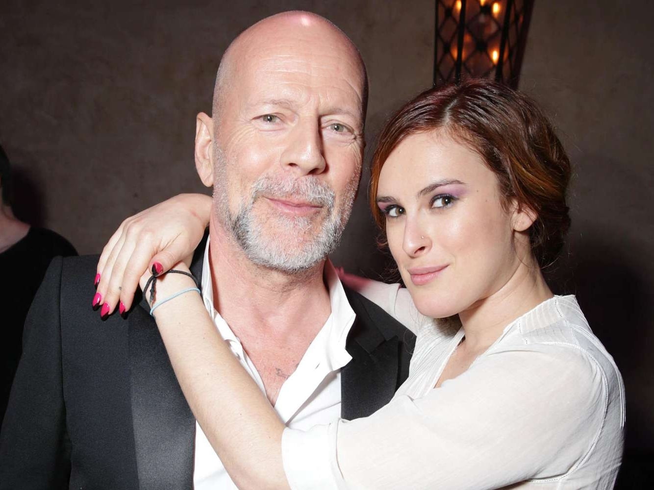 布魯斯威利 Bruce Willis 失智症近況曝光！女兒坦言：「從硬漢變溫柔！」