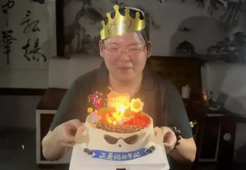 向佑生日曬全家福喊「媽媽辛苦了」疑似求和!網議:「向錢低頭?」