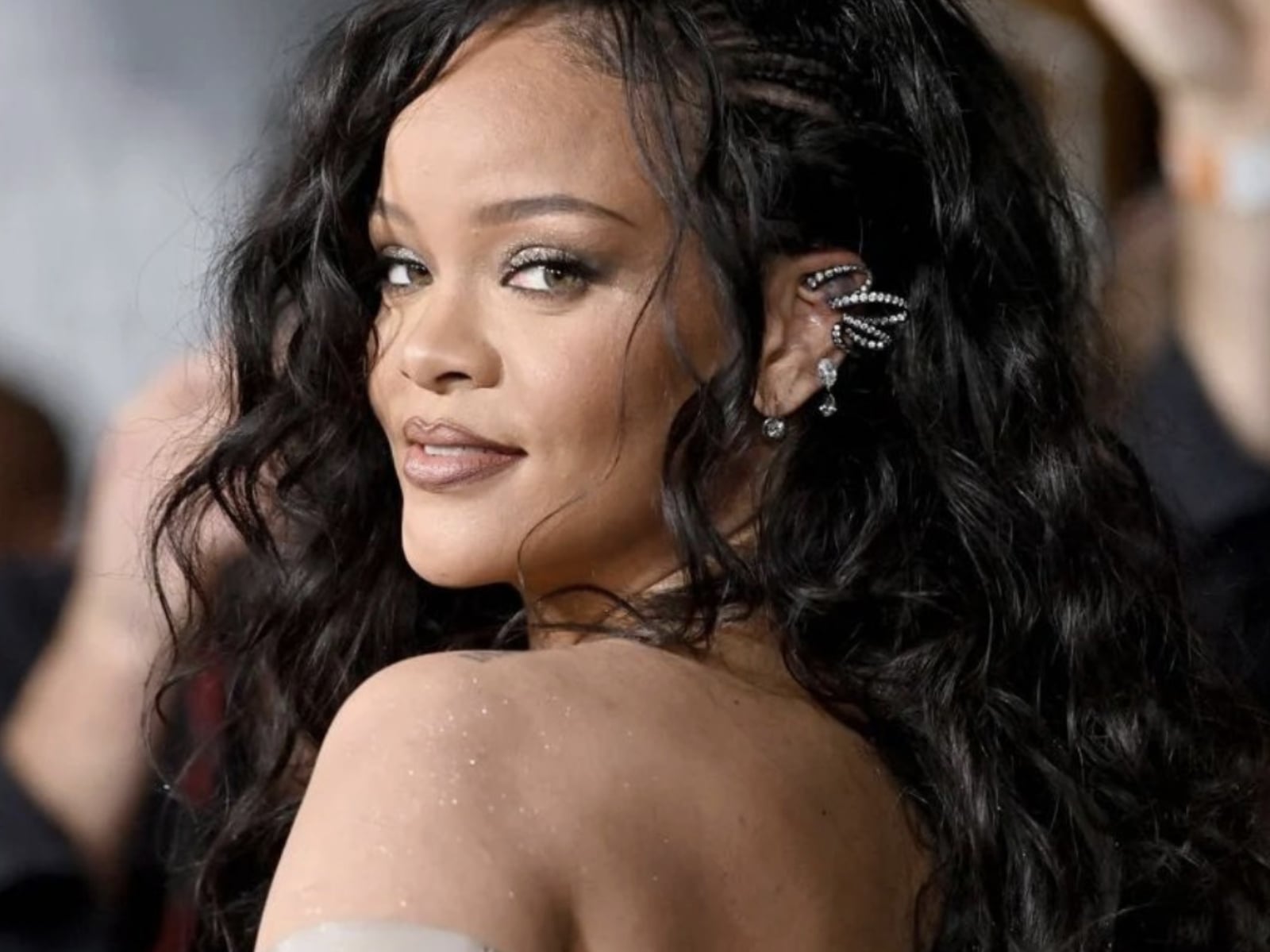 蕾哈娜 Rihanna 資產 4.68 億英鎊登英國音樂富豪榜第 3！榜單史上唯一女性、財富超越英國女王！