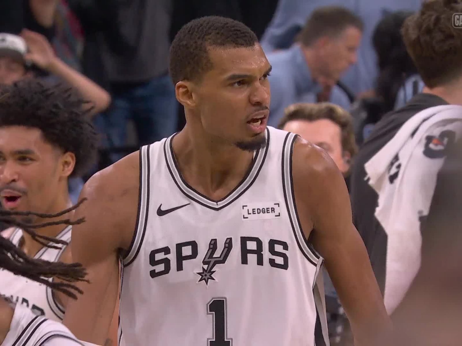 NBA／馬刺 G4 主場痛宰雷霆 21 分將系列賽扳平！Wembanyama 狂轟 33 分＋壓哨 Logo Shot！