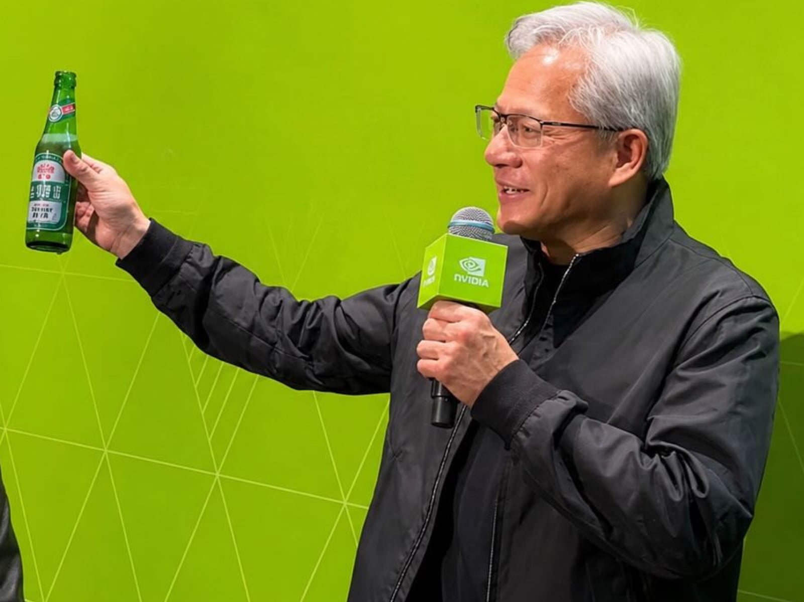 黃仁勳大喝台灣啤酒超開心！網友對比喝北京豆汁照片喊：「辛苦爸爸了！」