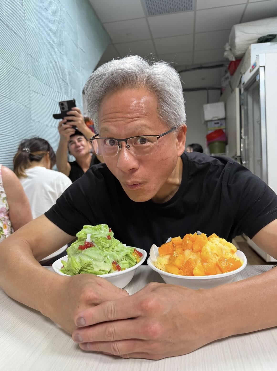 黃仁勳饒河夜市吃什麼?綿綿冰、胡椒餅⋯同款美食地圖一次看!