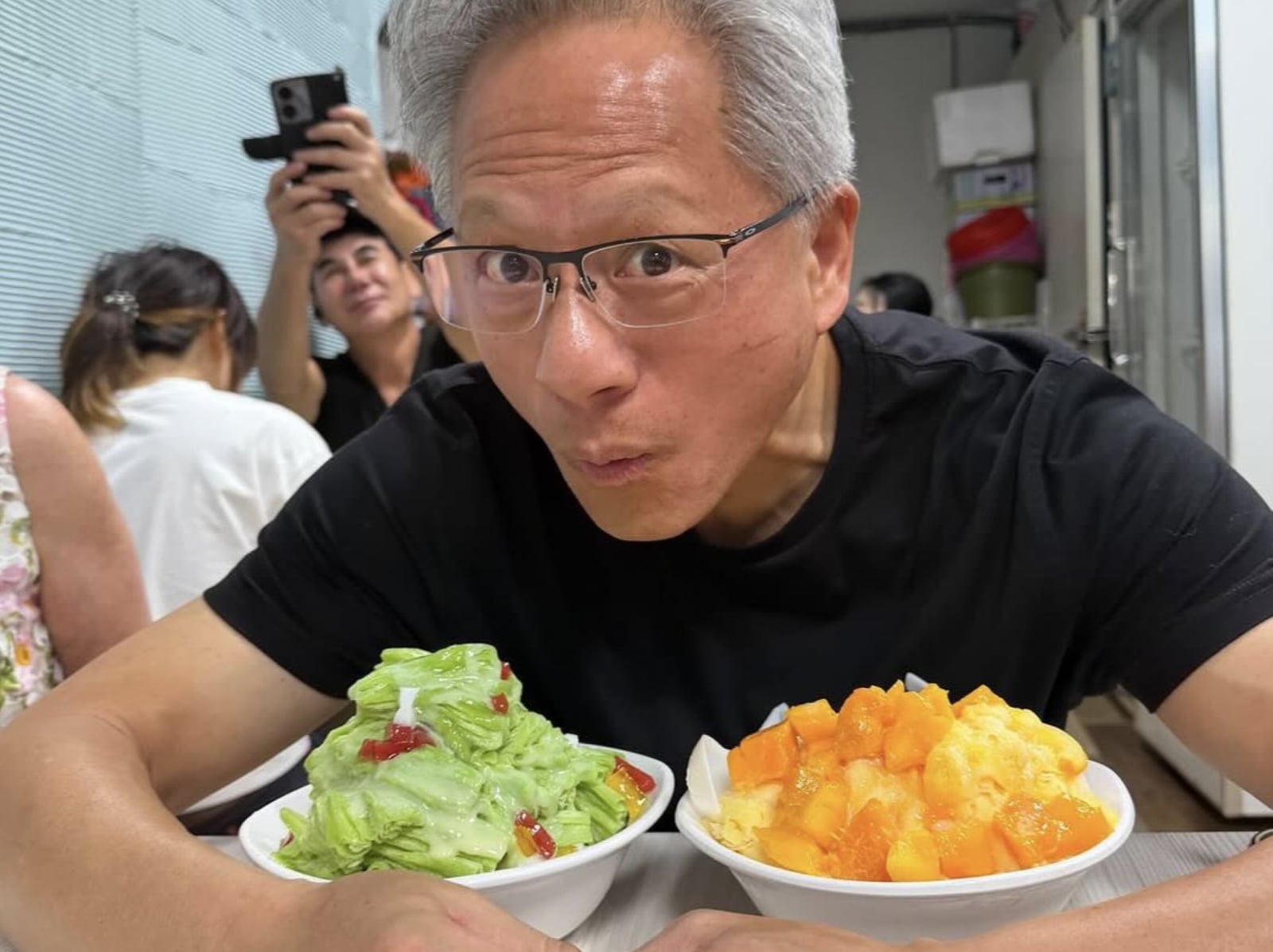 黃仁勳饒河夜市吃什麼？綿綿冰、胡椒餅⋯同款美食地圖一次看！