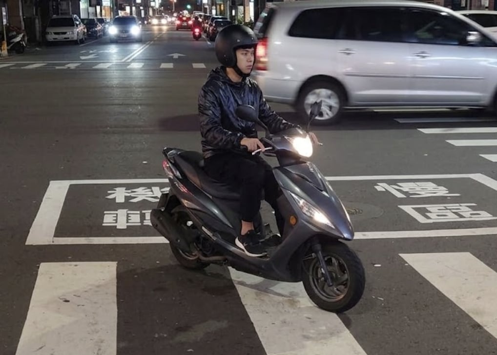 機車乖乖待轉還是被罰 1800 元！壓到斑馬線「這細節」撞傷行人最慘吊銷駕照！