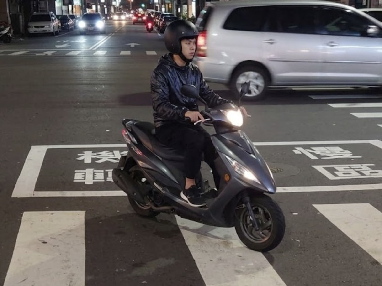 機車乖乖待轉還是被罰 1800 元！壓到斑馬線「這細節」撞傷行人最慘吊銷駕照！