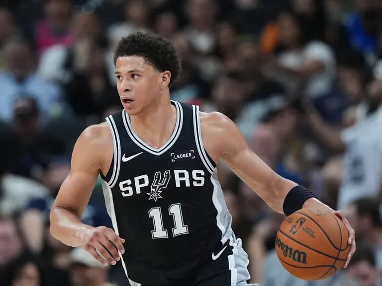 NBA／馬刺菜鳥布萊恩 Carter Bryant 比賽中衝公廁被拍！20歲新秀洗手畫面全網笑翻