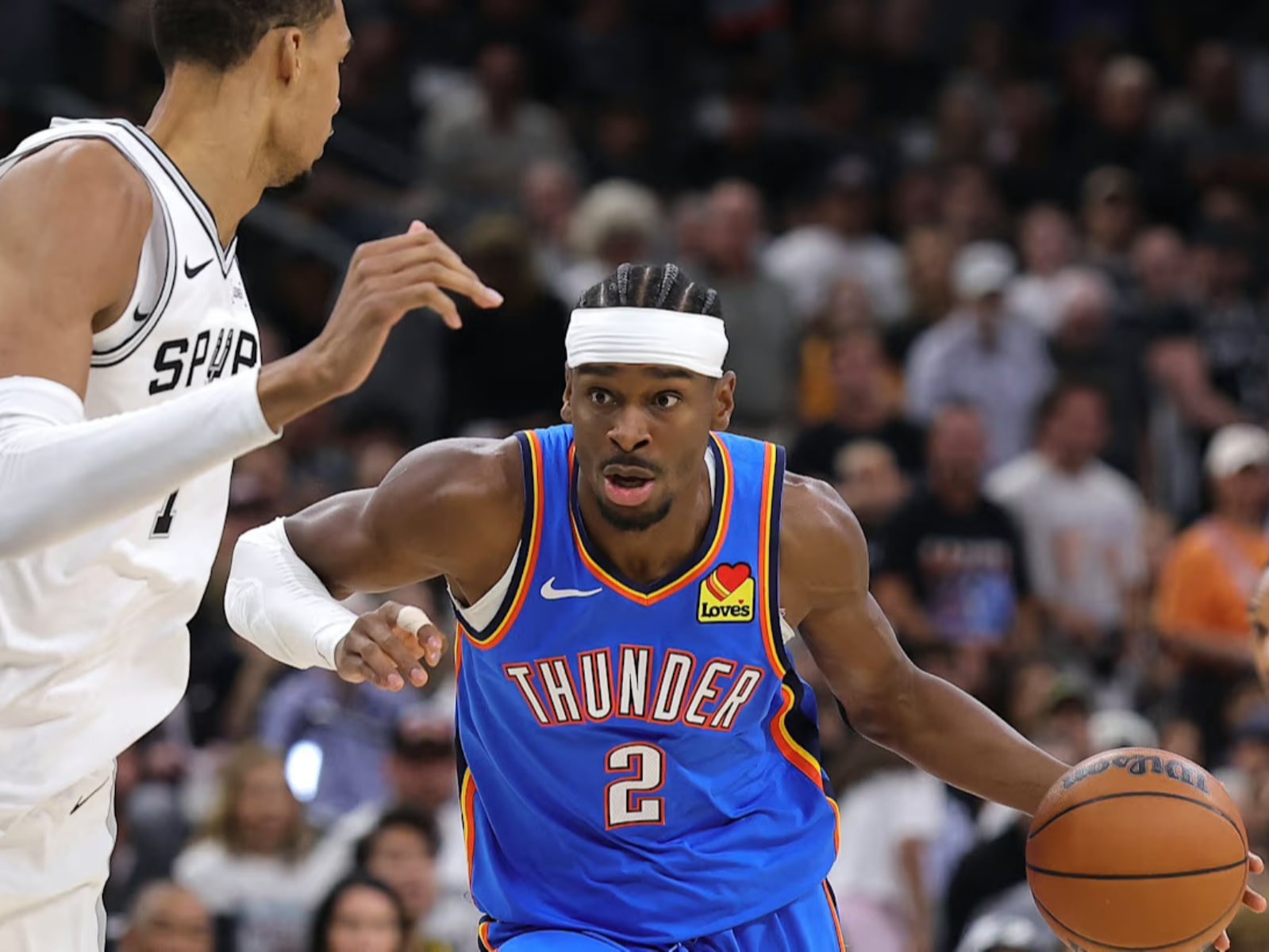 NBA／SGA 假摔買犯太誇張？馬刺球迷帶「奧斯卡小金人」獎盃到球場嘲諷！