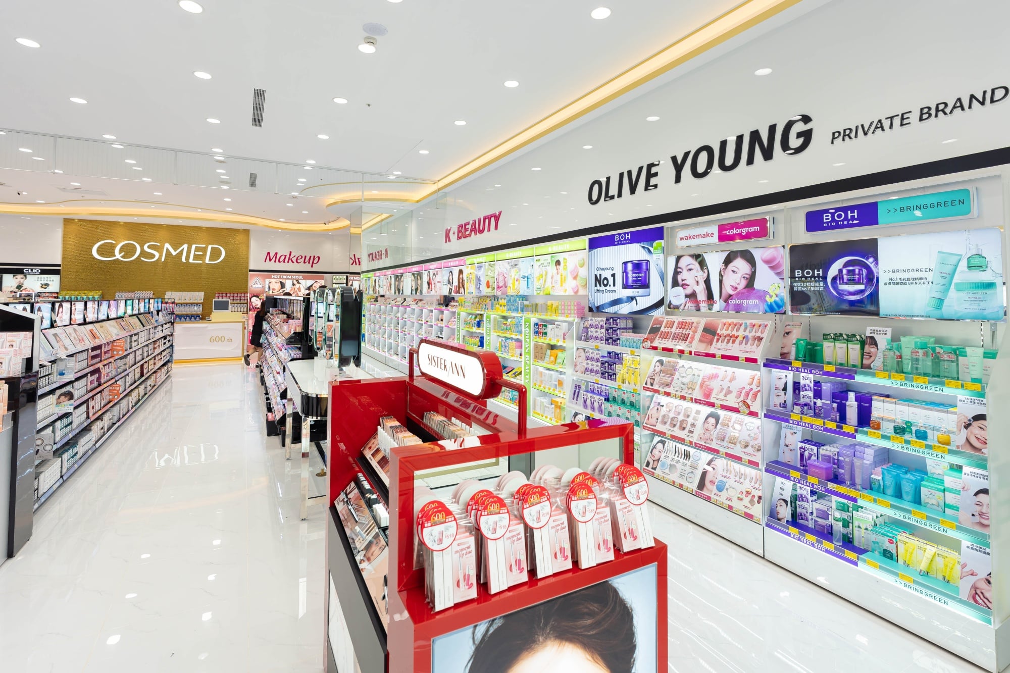 康是美、星巴克雙雙衝到 600 間門市!「愿秀門市」首發 K-Beauty 櫃位、咖啡三式體驗⋯必朝聖!