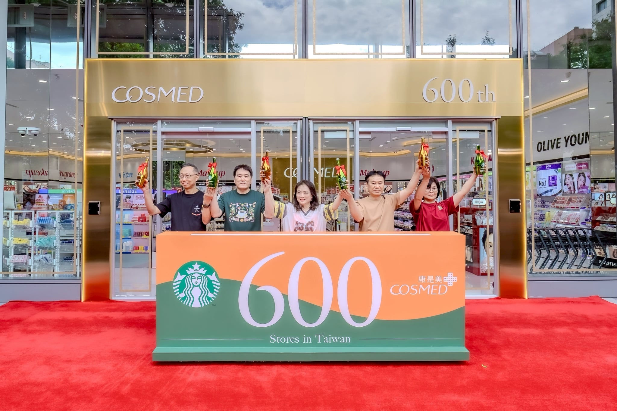 康是美、星巴克雙雙衝到 600 間門市!「愿秀門市」首發 K-Beauty 櫃位、咖啡三式體驗⋯必朝聖!