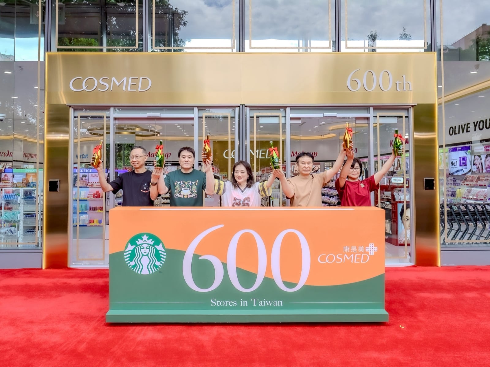 康是美、星巴克雙雙衝到 600 間門市！「愿秀門市」首發 K-Beauty 櫃位、咖啡三式體驗⋯必朝聖！