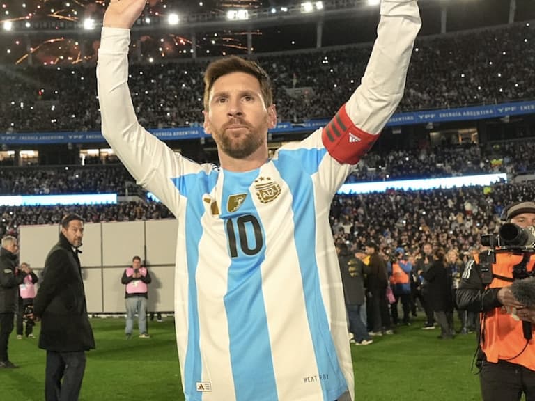 梅西 Lionel Messi 身家突破 10 億美元！阿根廷航空特製彩繪機、聯名球鞋齊發！